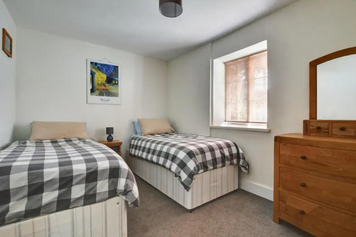 Room 5 of 11
