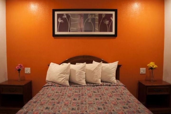 1 Queen Bed (1 of 11)