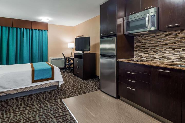 1 Queen Bed Tower Sofa Bed Work Desk Microwave and Refrigerator High Speed Internet Accessible Full Breakfast (11 of 26)
