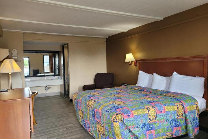 1 King Bed (8 of 13)