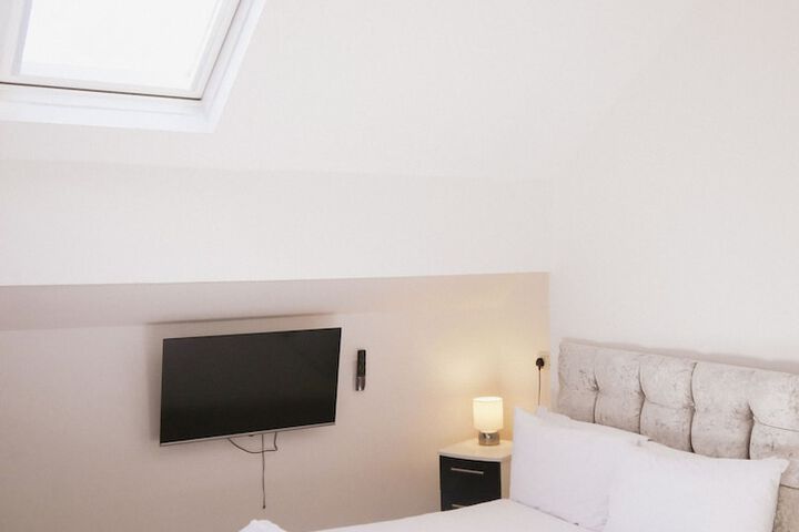 Room 4 of 105