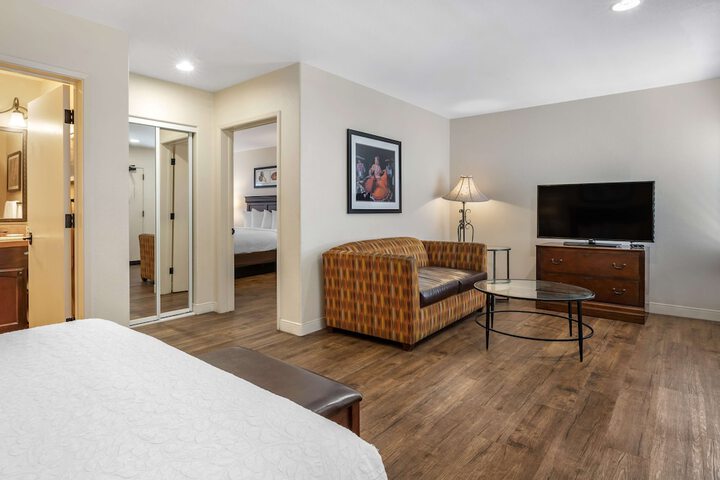 1 King Bed Microwave and Refrigerator WiFi Full Breakfast (9 of 9)