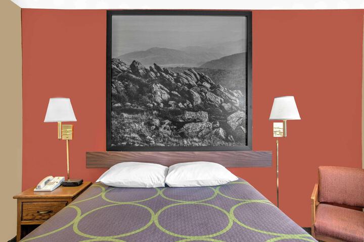 1 Queen Bed (5 of 12)