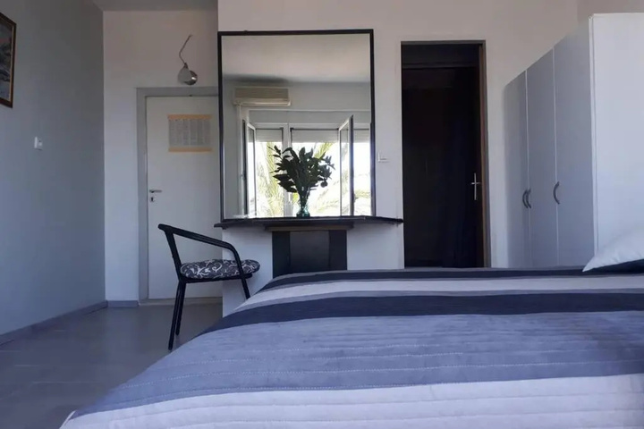 Room 2 of 10