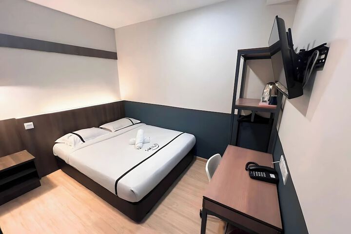 Room 6 of 12