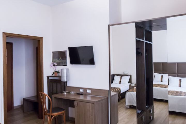 Room 8 of 28