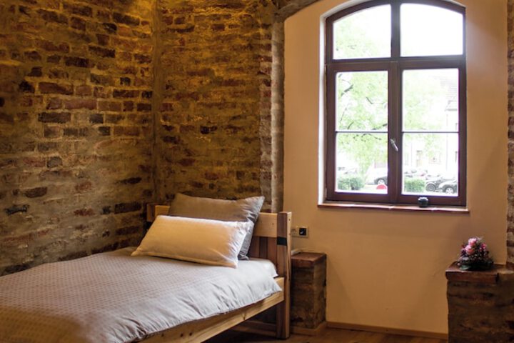Room 9 of 16