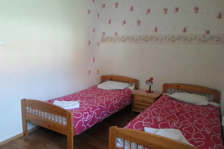 Room 4 of 9