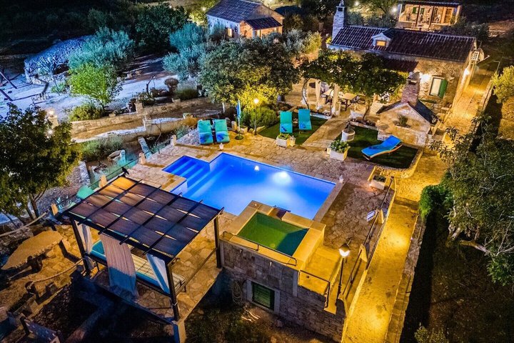 Pool 21 of 32