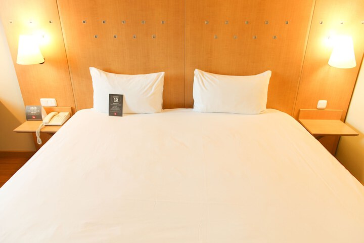 Room 4 of 77