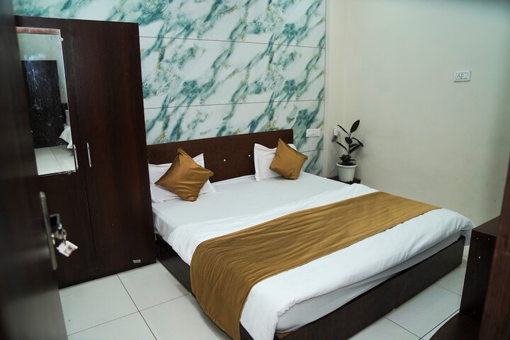 Room 11 of 30