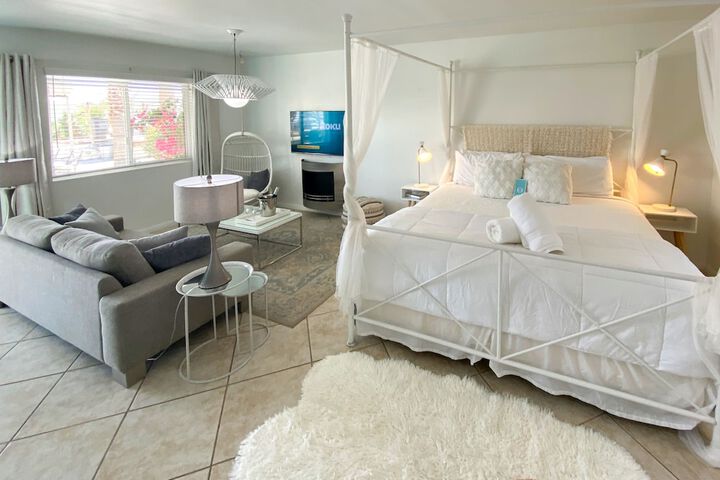 1 King Bed Pool View (5 of 8)