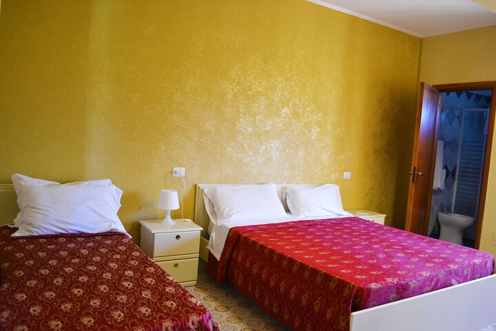 Room 9 of 48