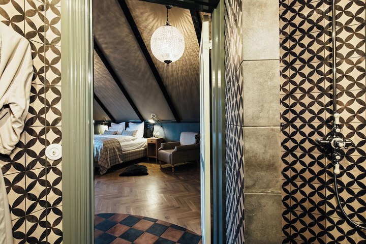 Room 3 of 73