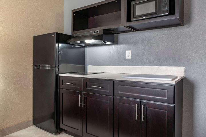 1 King Bed Efficiency (10 of 10)