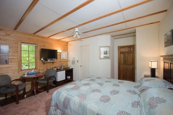 Room 5 of 12