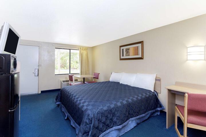 1 King Bed (7 of 17)