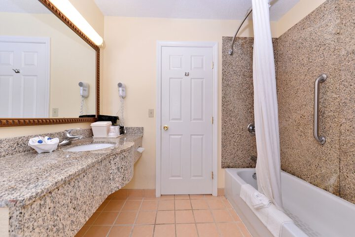 2 Double Beds (6 of 8)