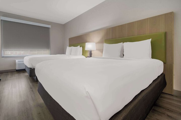 2 Queen Beds (3 of 12)
