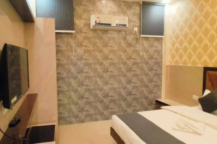 Room 8 of 20