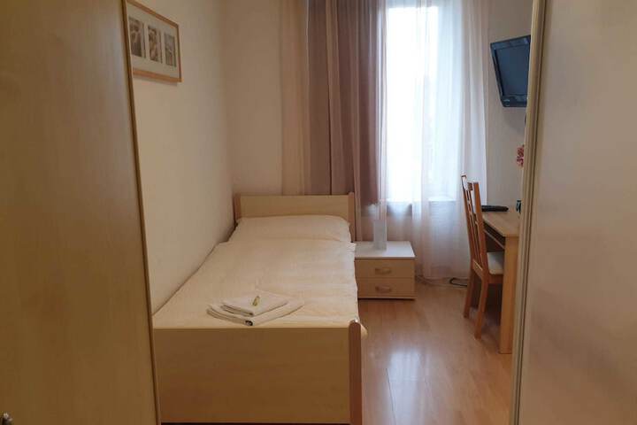 Room 5 of 28
