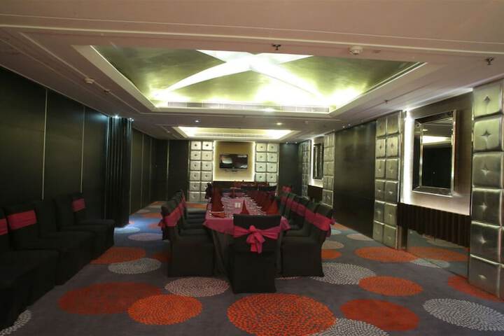 Ballroom/Hall 33 of 47