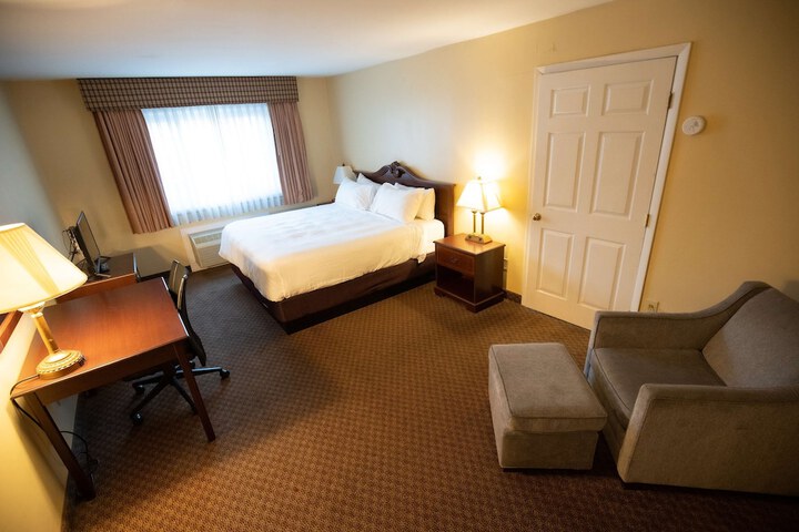 1 King Bed (12 of 30)