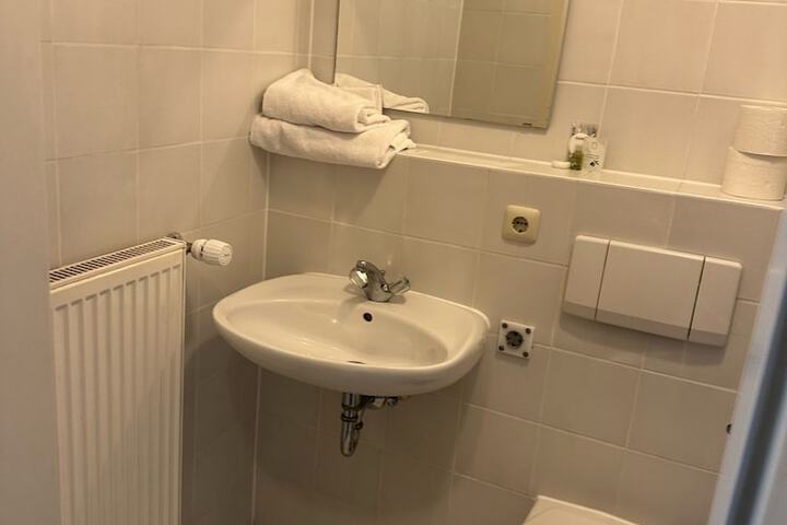 Room 12 of 38