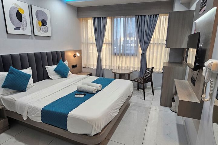 Room 9 of 18