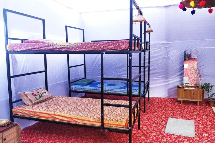 Room 2 of 10
