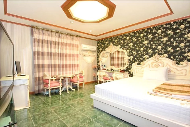 Room 7 of 8