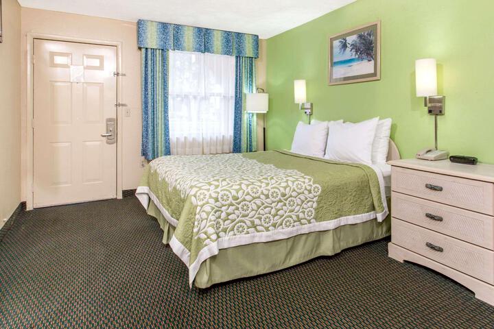 1 King Bed (4 of 9)