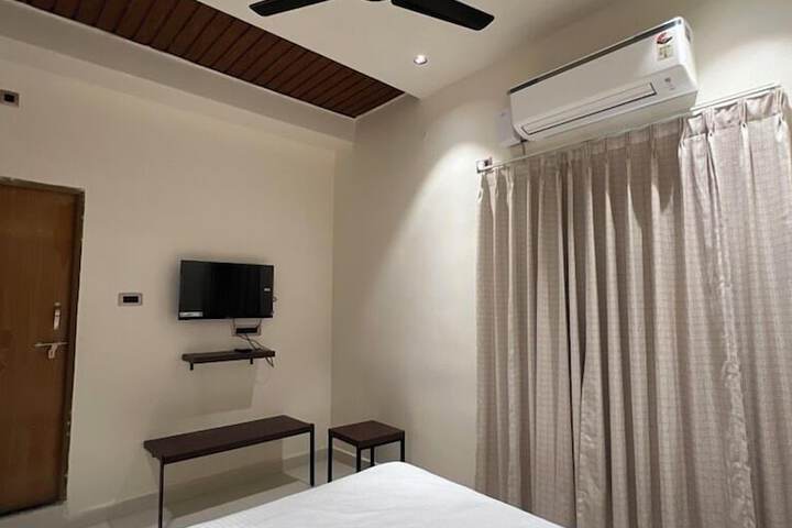 Room 5 of 8