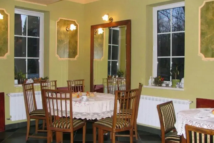 Dining 9 of 18