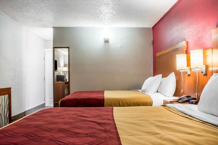 2 Queen Beds (1 of 14)