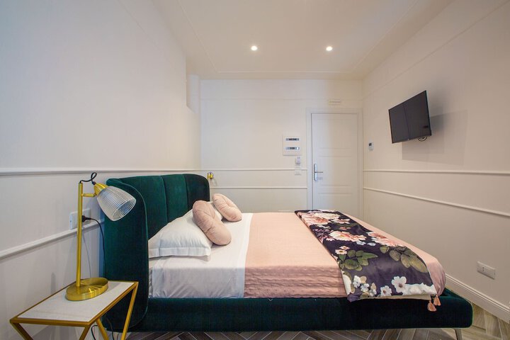 Room 6 of 74