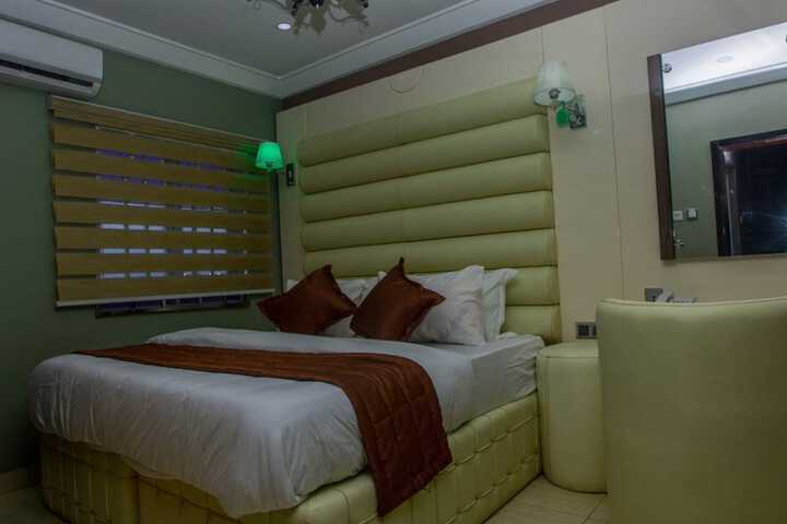 Doreen Grand Hotel & Suites
