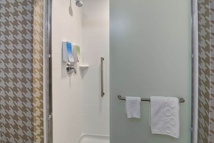 1 King Accessible Tub Studio Suite (12 of 20)