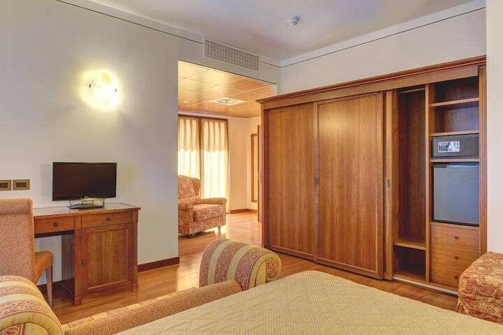 Room 12 of 32