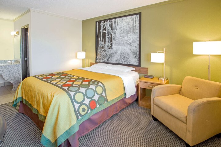 1 Queen Bed (5 of 5)