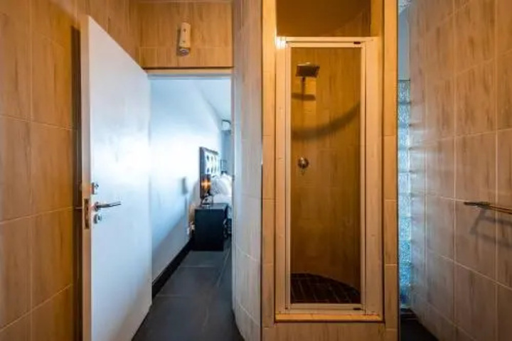 Room 4 of 12