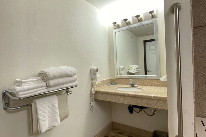 1 Queen Bed Microwave and Refrigerator WiFi Full Breakfast (2 of 19)