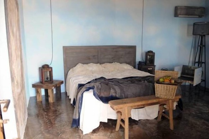 Room 6 of 15