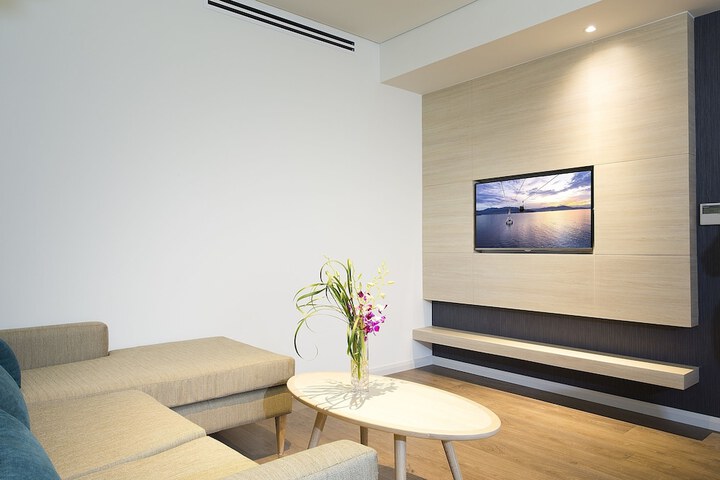 Room 5 of 76