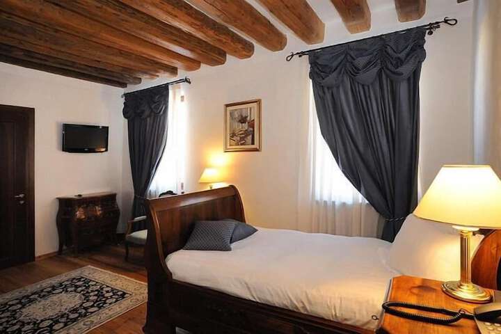 Room 9 of 33