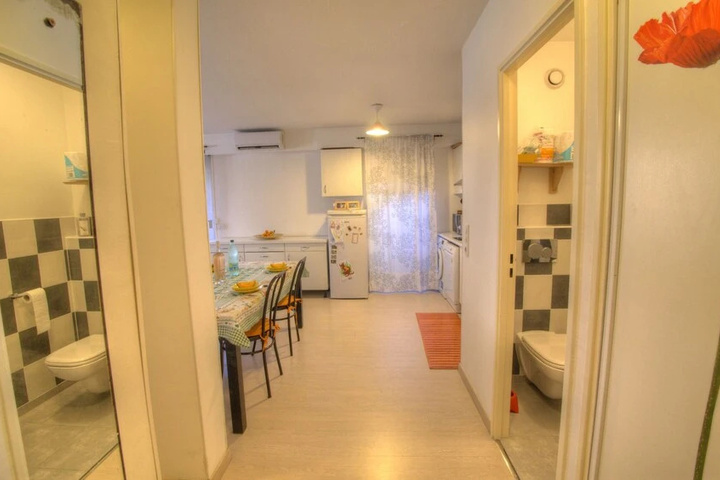 Room 5 of 11