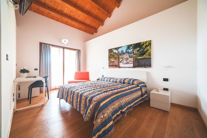 Room 9 of 40