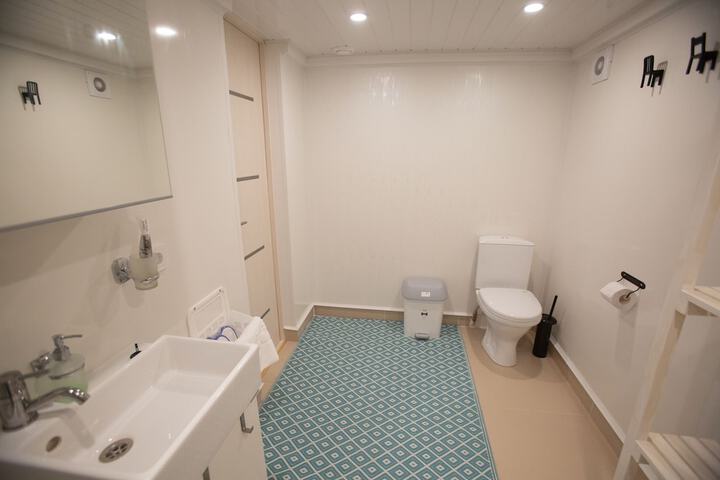 Room 27 of 64