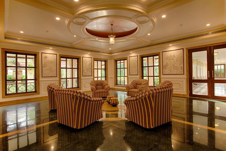 Lounge 36 of 48