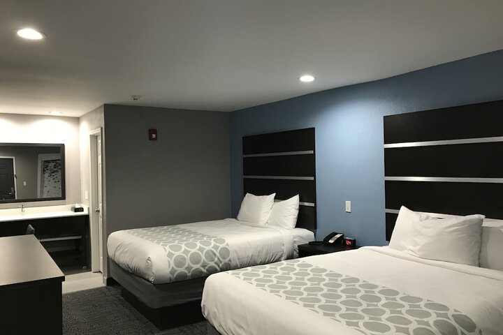 2 Queen Beds (7 of 8)